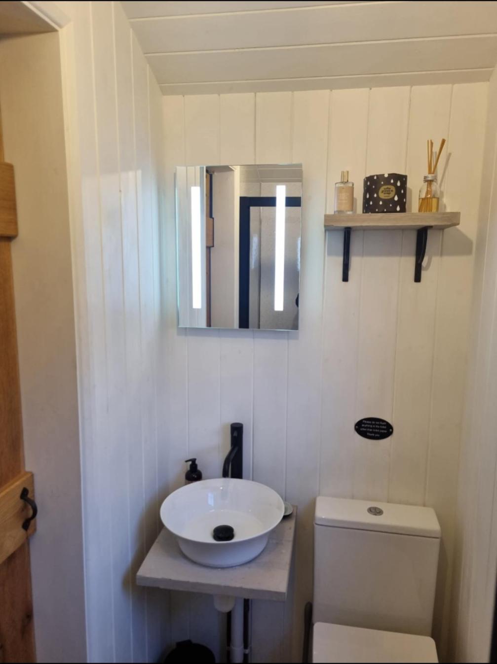 Tolverne Luxury Shepherd's Hut Holiday home *